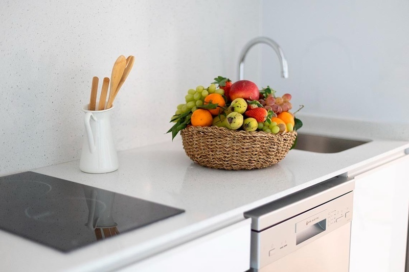 una habitación de hotel con dos camas y un sofá