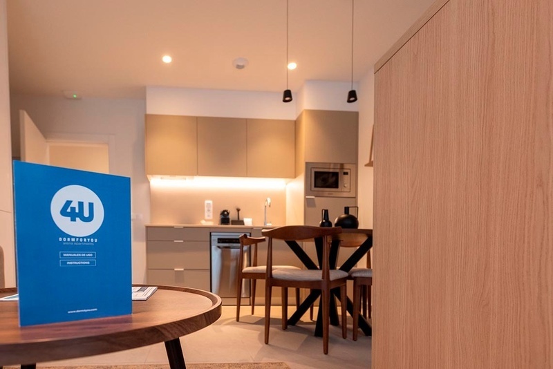 una cama con sábanas blancas y almohadas blancas