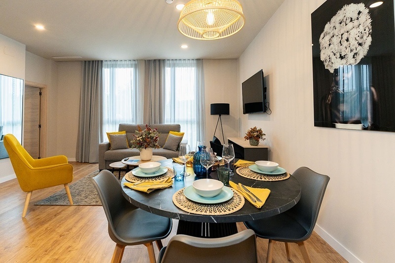 una habitación de hotel con dos camas y un sofá