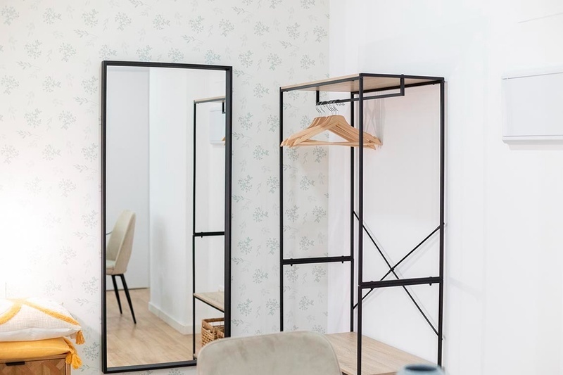 una cama con sábanas blancas y almohadas blancas