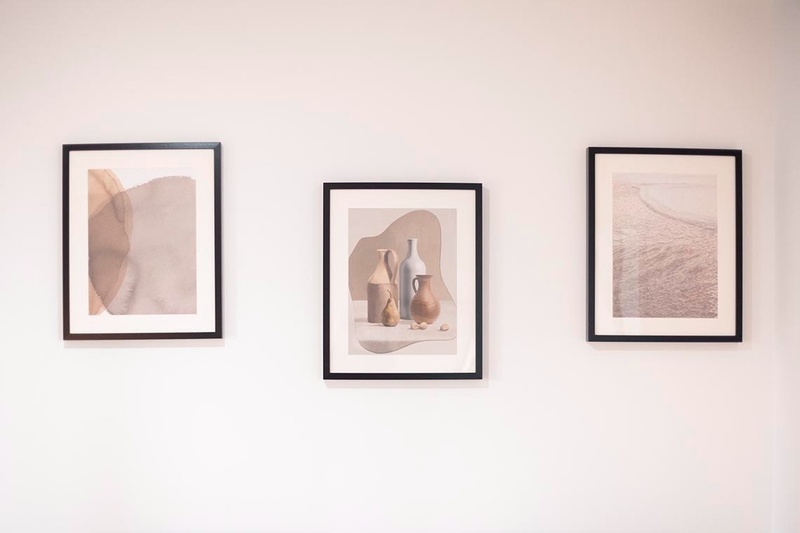 una habitación de hotel con dos camas y un sofá