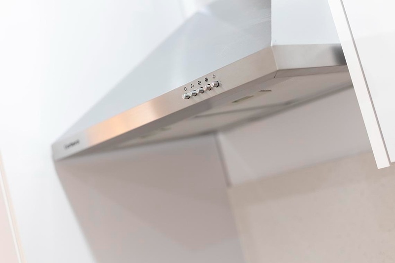 una cama con sábanas blancas y almohadas blancas