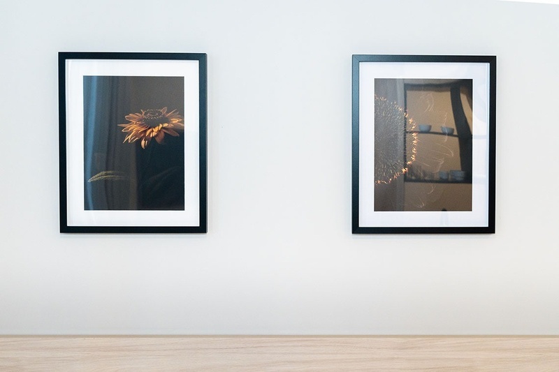 una cama con dos almohadas blancas y una cabecera de madera