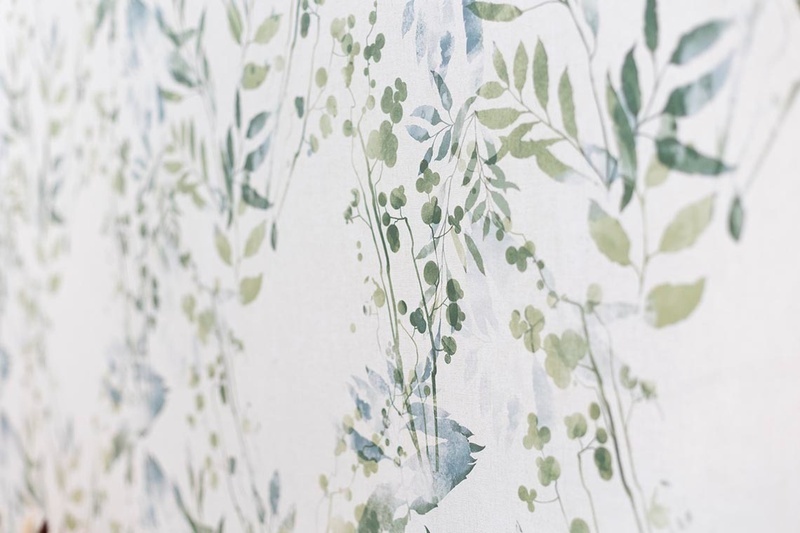 una cama con sábanas blancas y almohadas blancas