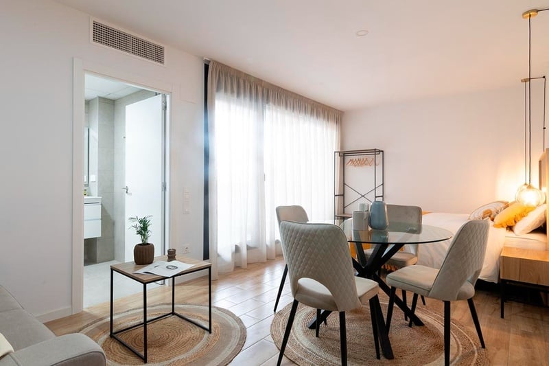 una habitación de hotel con dos camas y un sofá