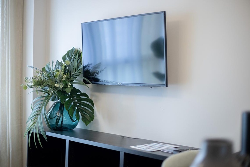 una cama con dos almohadas blancas y una cabecera de madera