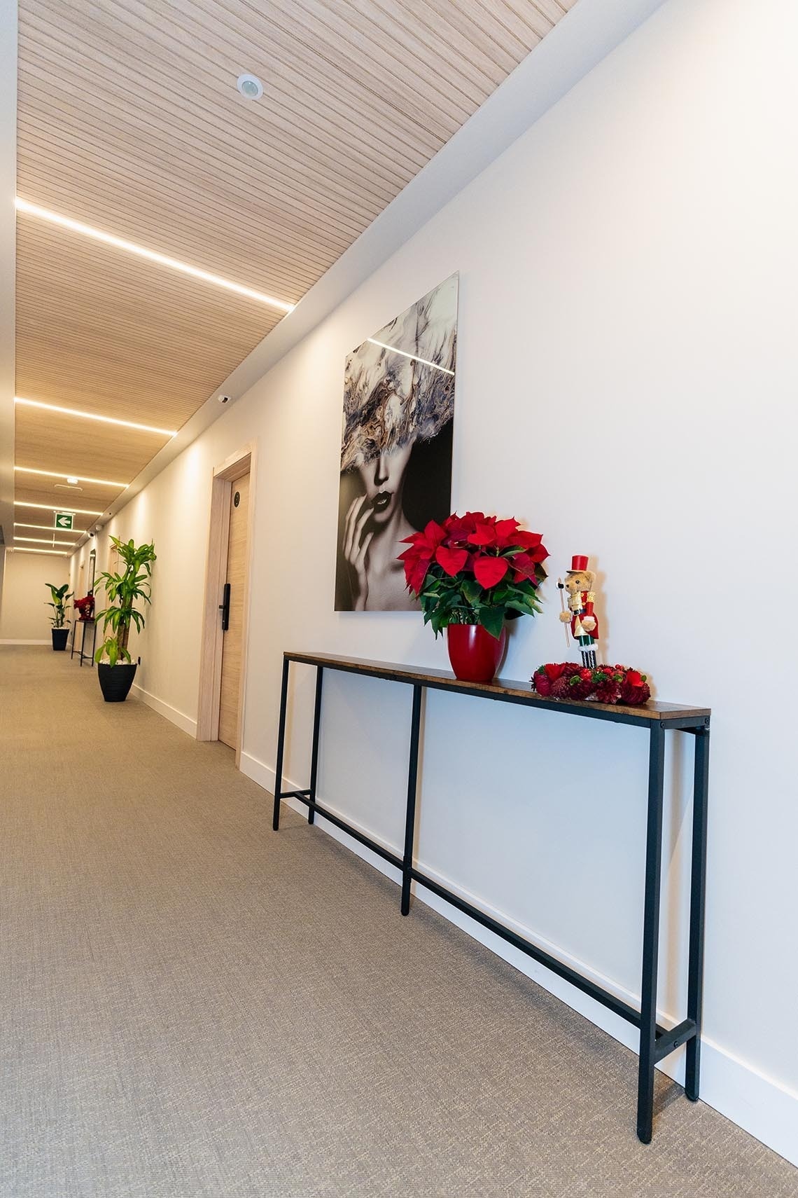 un pasillo con una mesa y una pintura en la pared