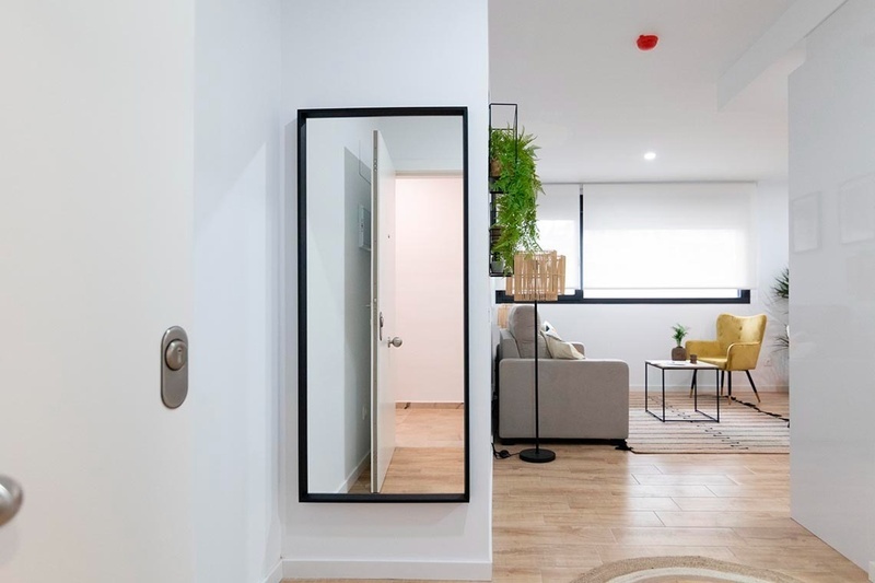 una cama con sábanas blancas y almohadas blancas