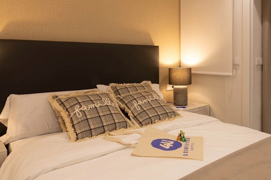 una habitación con un sofá y una mesa de comedor