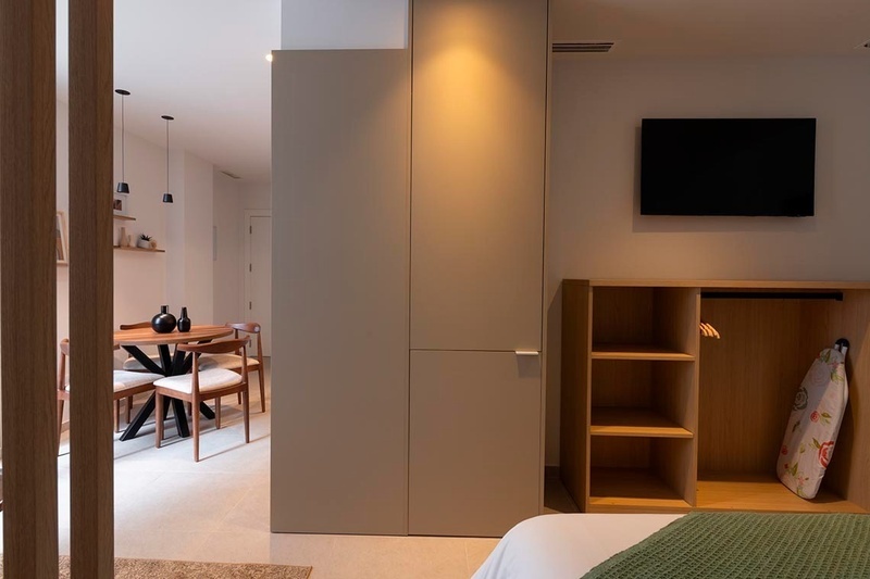 una cama con sábanas blancas y almohadas blancas