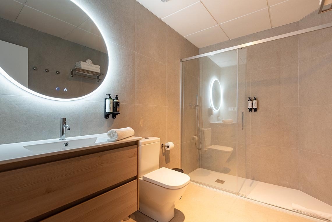 un baño con inodoro , lavabo y ducha