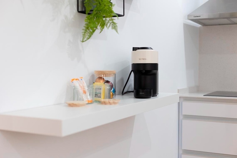 una cama con sábanas blancas y almohadas blancas