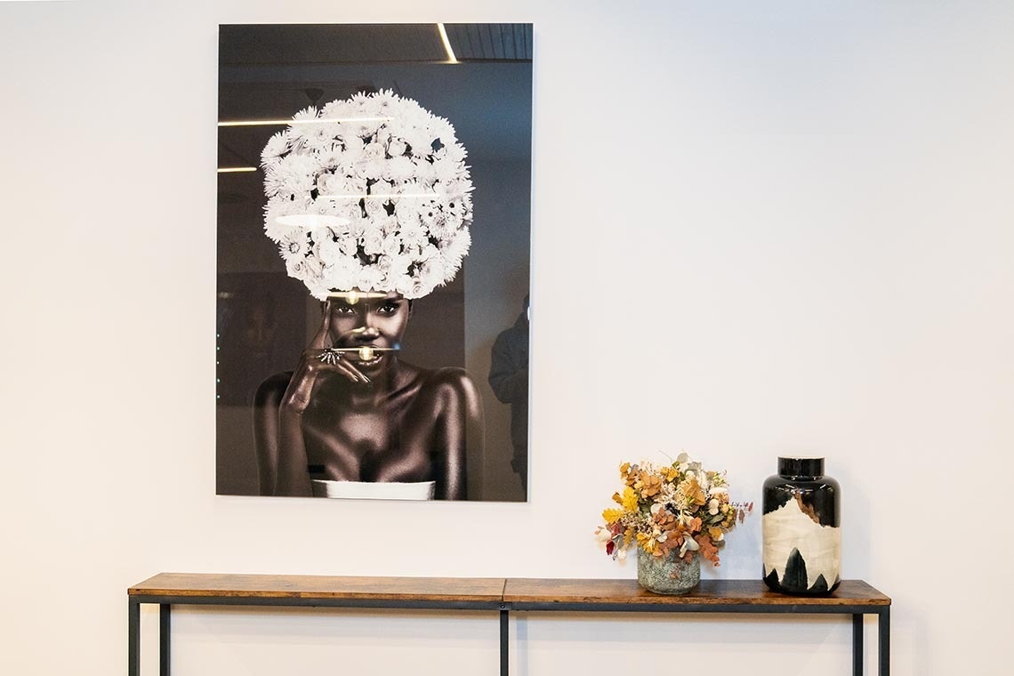 una pintura de una mujer con flores en la cabeza