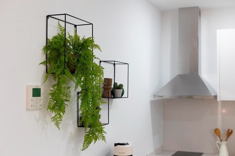 una cama con sábanas blancas y almohadas blancas