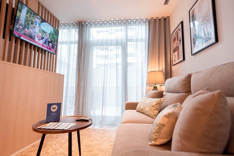 una cama con sábanas blancas y almohadas blancas