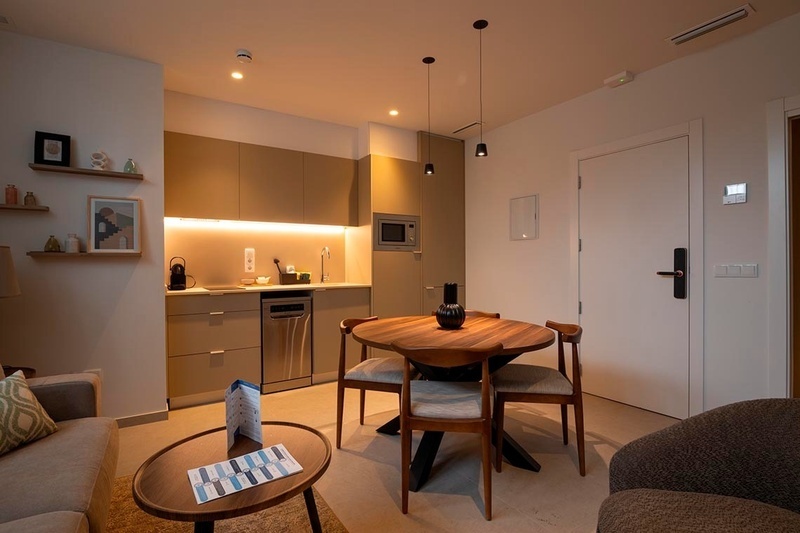 una cama con sábanas blancas y almohadas blancas