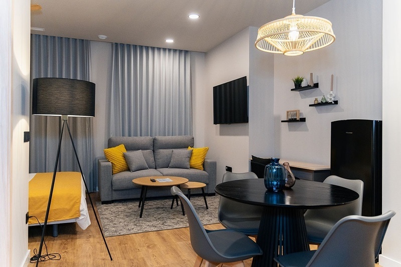 una habitación con una cama y un árbol en la pared