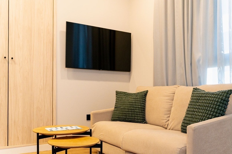 una cama con dos almohadas blancas y una cabecera de madera