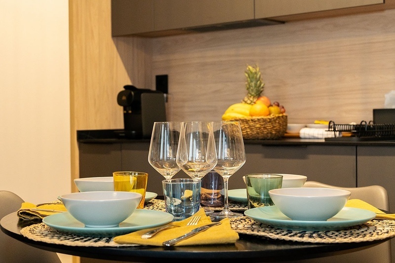 una habitación de hotel con dos camas y un sofá