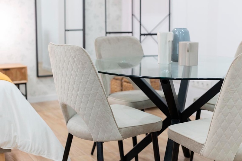 una cama con sábanas blancas y almohadas blancas