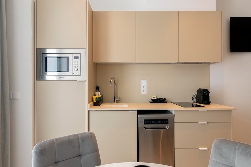 una cama con sábanas blancas y almohadas blancas