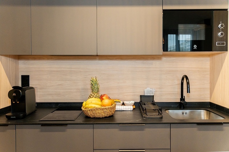 una habitación de hotel con dos camas y un sofá