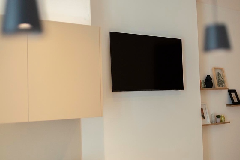 una cama con sábanas blancas y almohadas blancas