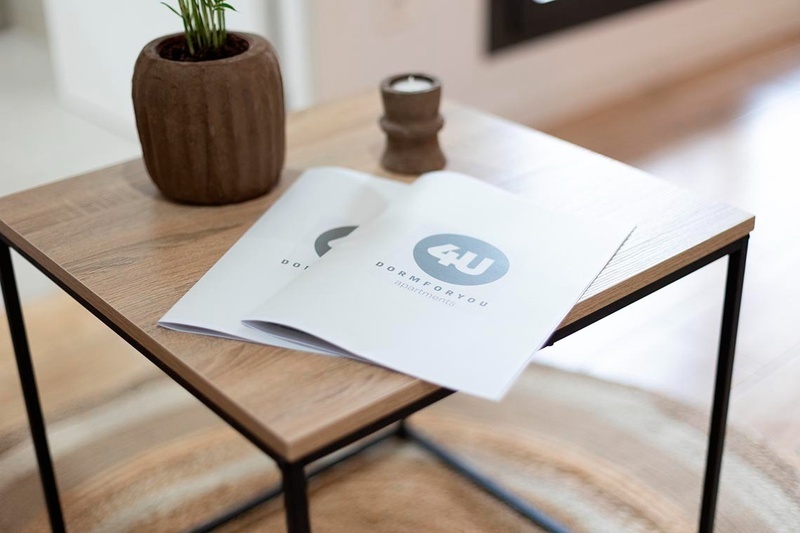 una habitación de hotel con dos camas y un sofá