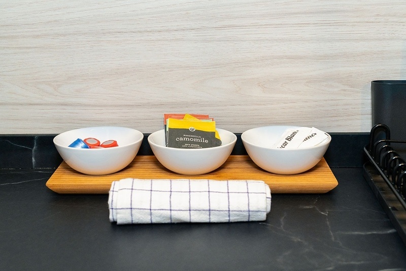 una habitación con una cama y un árbol en la pared