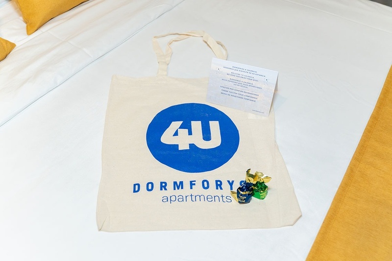 una habitación con una cama y un árbol en la pared