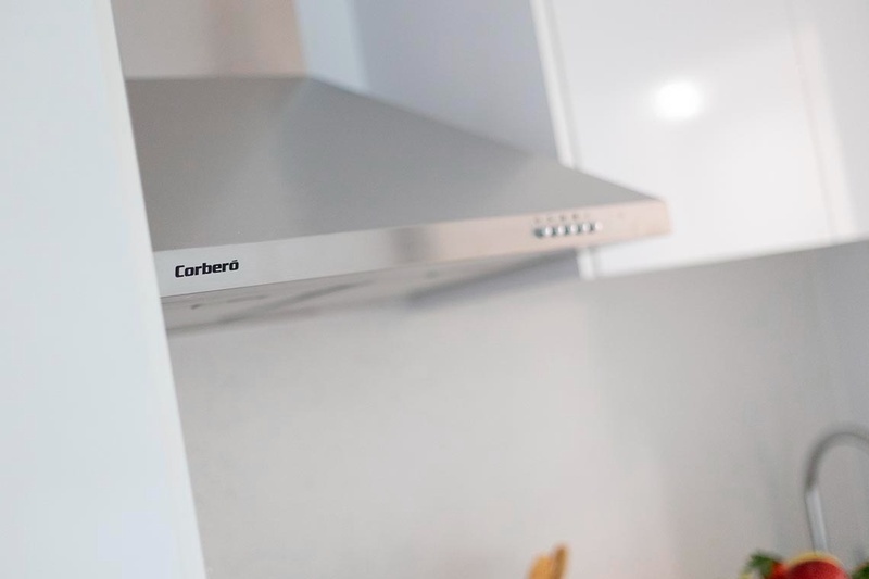 una habitación de hotel con dos camas y un sofá