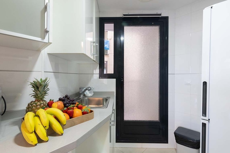 una cama con dos almohadas blancas y una cabecera de madera