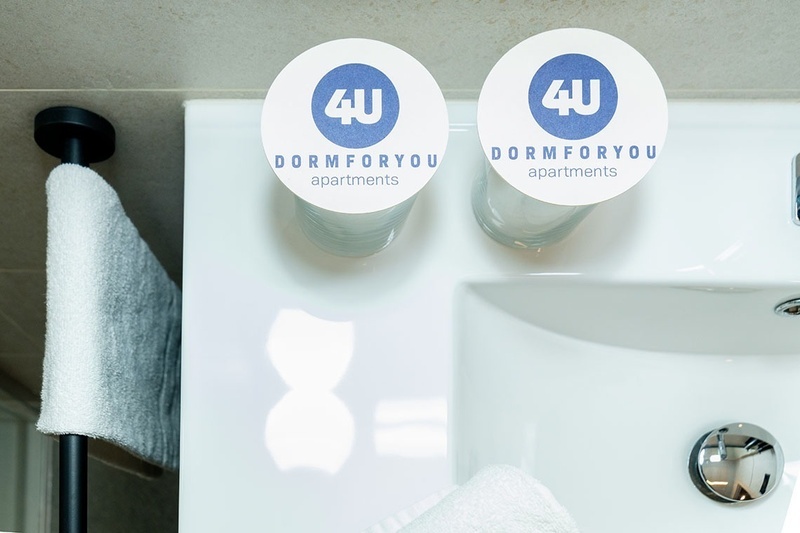 una cama con dos almohadas blancas y una cabecera de madera