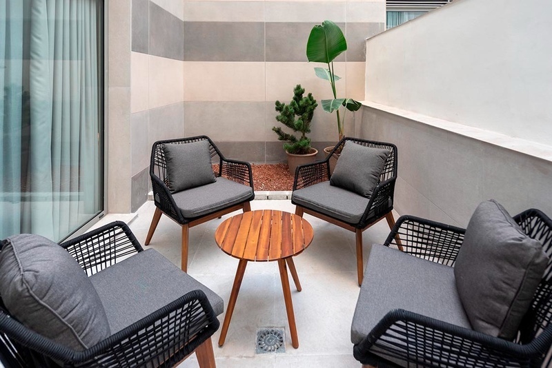 una cama con sábanas blancas y almohadas blancas