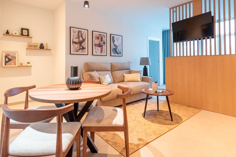 una cama con sábanas blancas y almohadas blancas