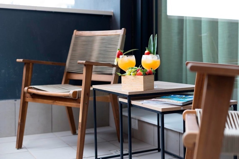 una habitación de hotel con dos camas y un sofá