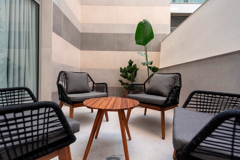 una cama con sábanas blancas y almohadas blancas