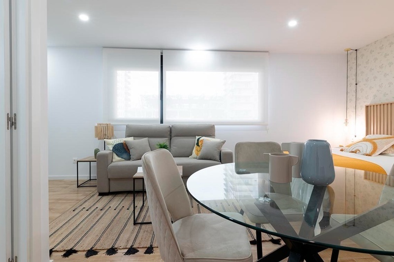 una cama con sábanas blancas y almohadas blancas