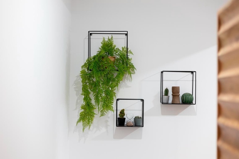 una cama con sábanas blancas y almohadas blancas