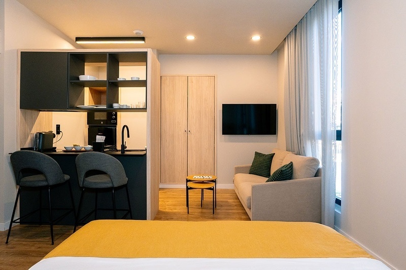 una cama con dos almohadas blancas y una cabecera de madera