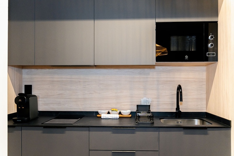 una habitación con una cama y un árbol en la pared