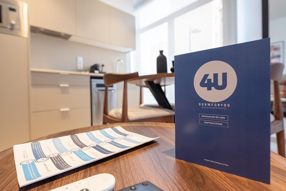 una hoja de papel con el logotipo de 4u sobre una mesa de madera