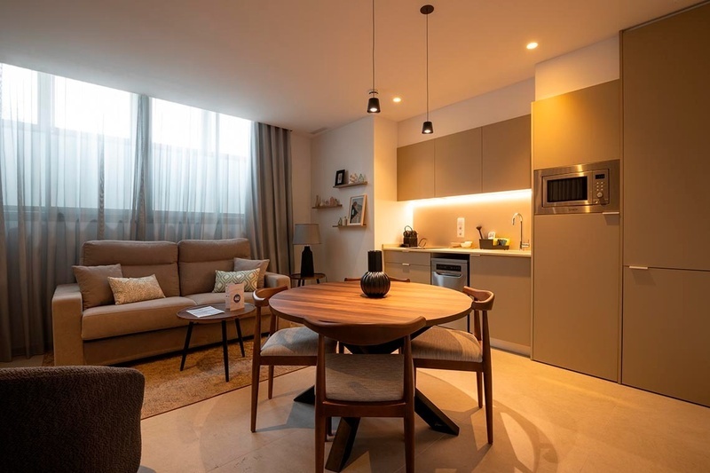 una cama con sábanas blancas y almohadas blancas