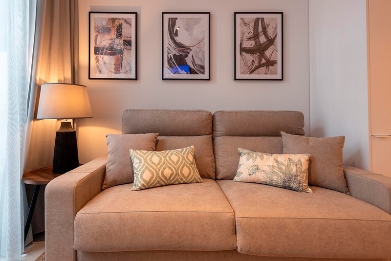 una cama con sábanas blancas y almohadas blancas