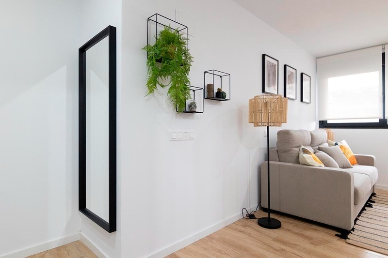 una cama con sábanas blancas y almohadas blancas