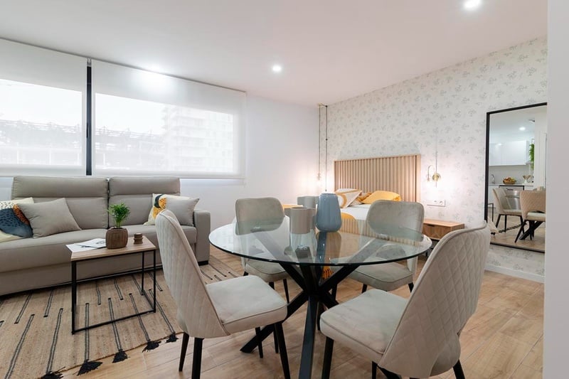 una cama con sábanas blancas y almohadas blancas