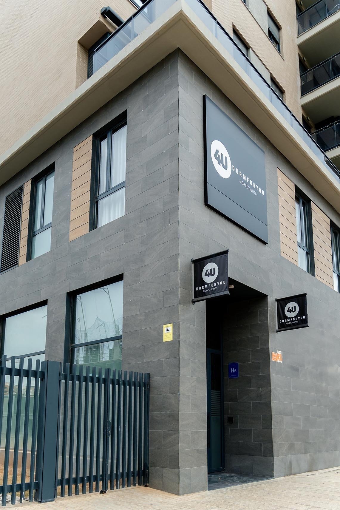 un edificio con un cartel que dice 4u