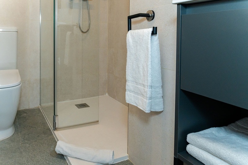 una habitación con una cama y un árbol en la pared