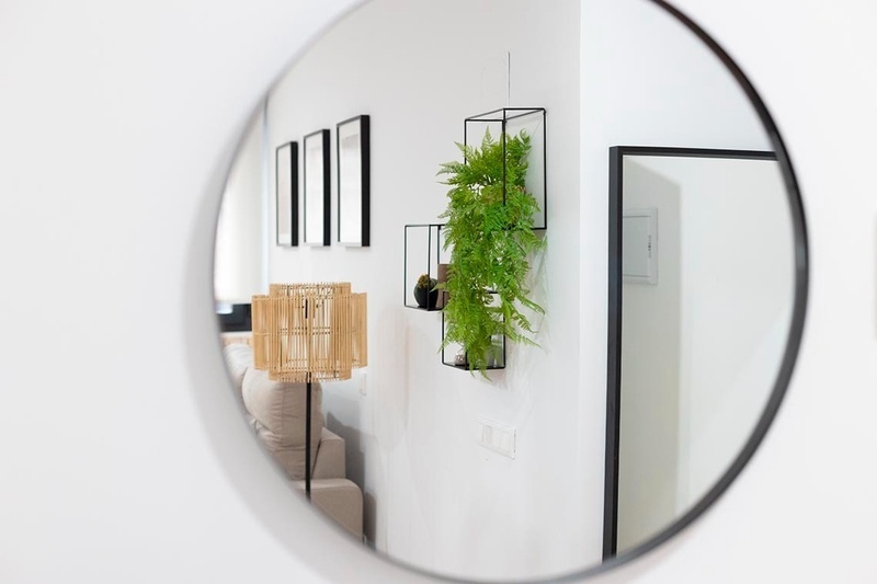 una cama con sábanas blancas y almohadas blancas