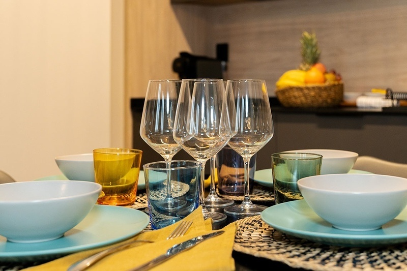 una habitación de hotel con dos camas y un sofá